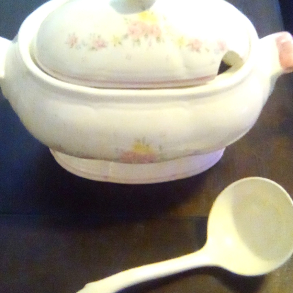 NWOT Large Vintage Floral Pattern Sugar Bowl with Matching Spoon (large)